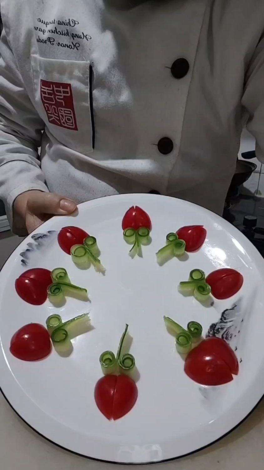 西红柿不要直接吃了,像我这样做不仅装饰菜肴更有面子。