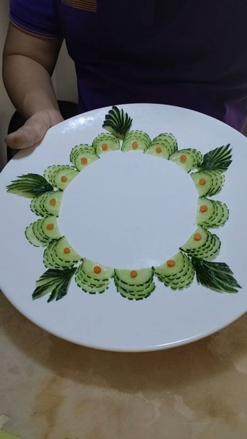 家里来客人做的菜肴不知如何装饰,这样简单好看易学