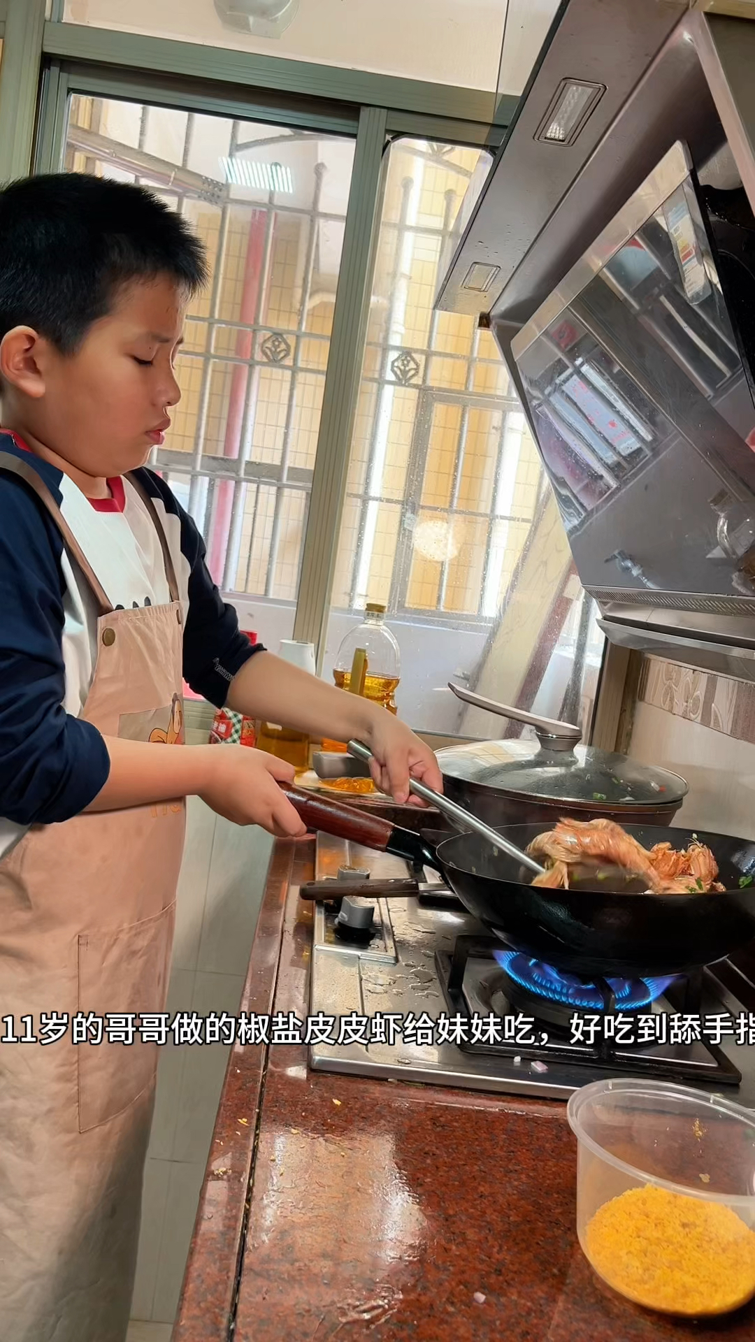 “ 11岁的哥哥做椒盐皮皮虾给妹妹吃”妹妹说味道好吃到甜手指
