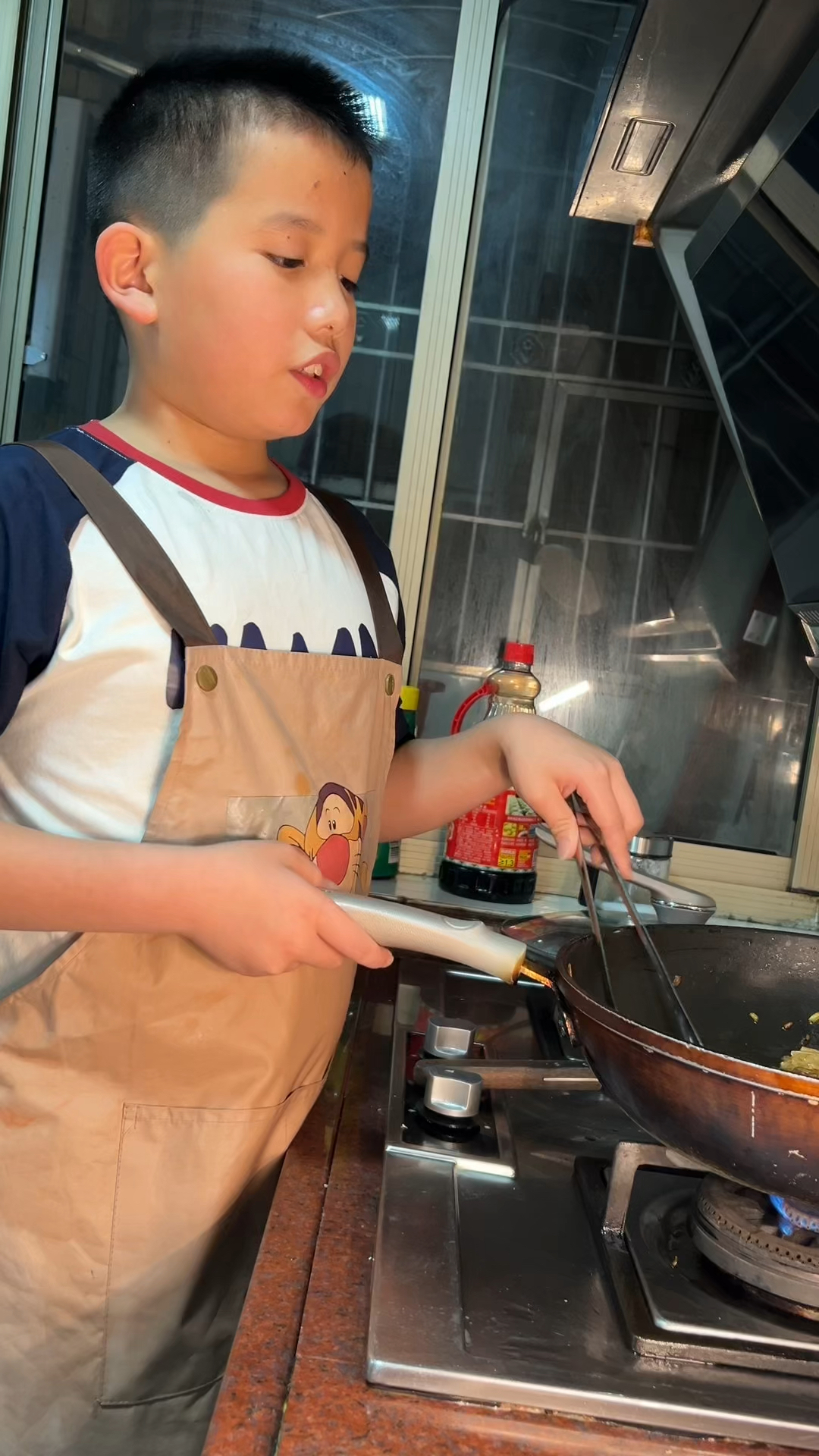 “11 岁小厨神楷楷同学做潮汕炸粿肉给妹妹吃”