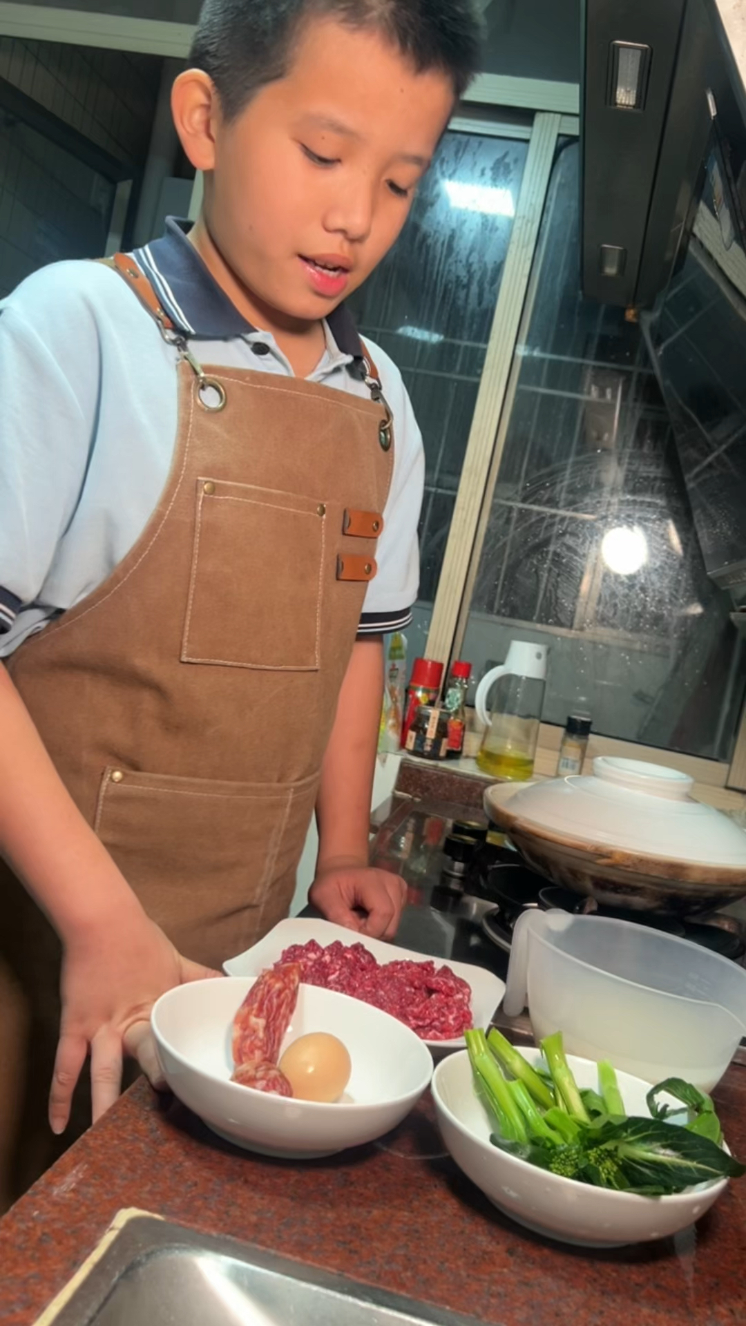 “ 11岁的大厨哥哥做牛肉,腊肠煲仔饭给妹妹吃”