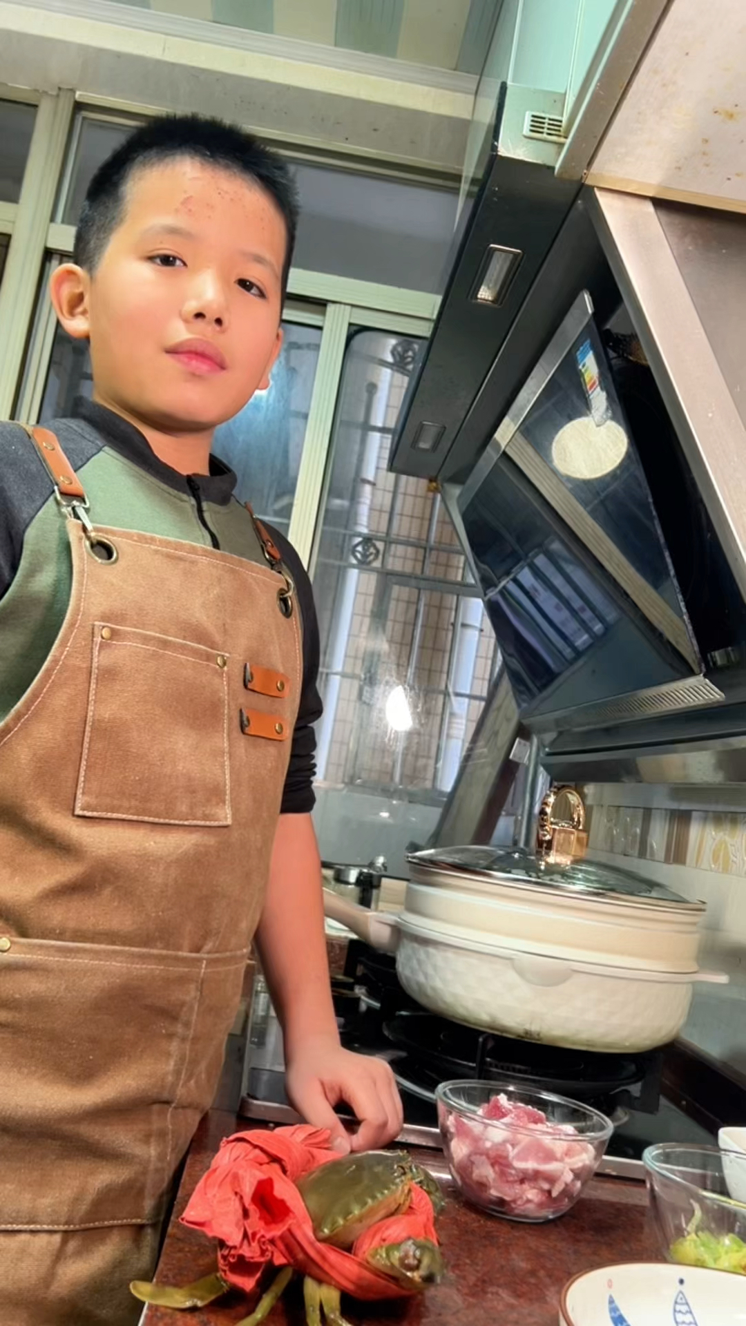 “ 11岁的楷楷同学做膏蟹蒸肉饼给妹妹吃”