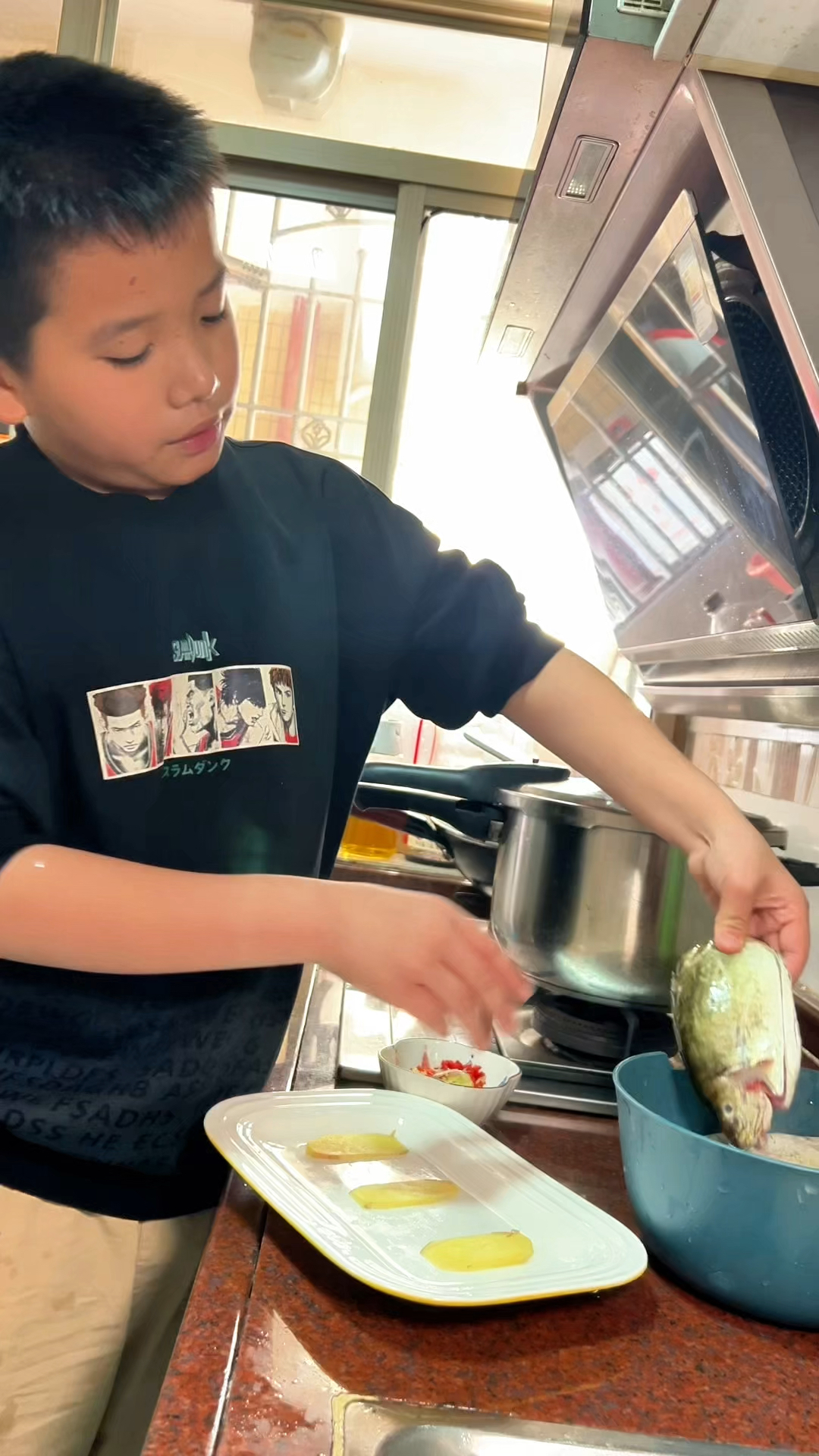 “11岁哥哥做泥猛鱼蒸酸梅给妹妹吃”