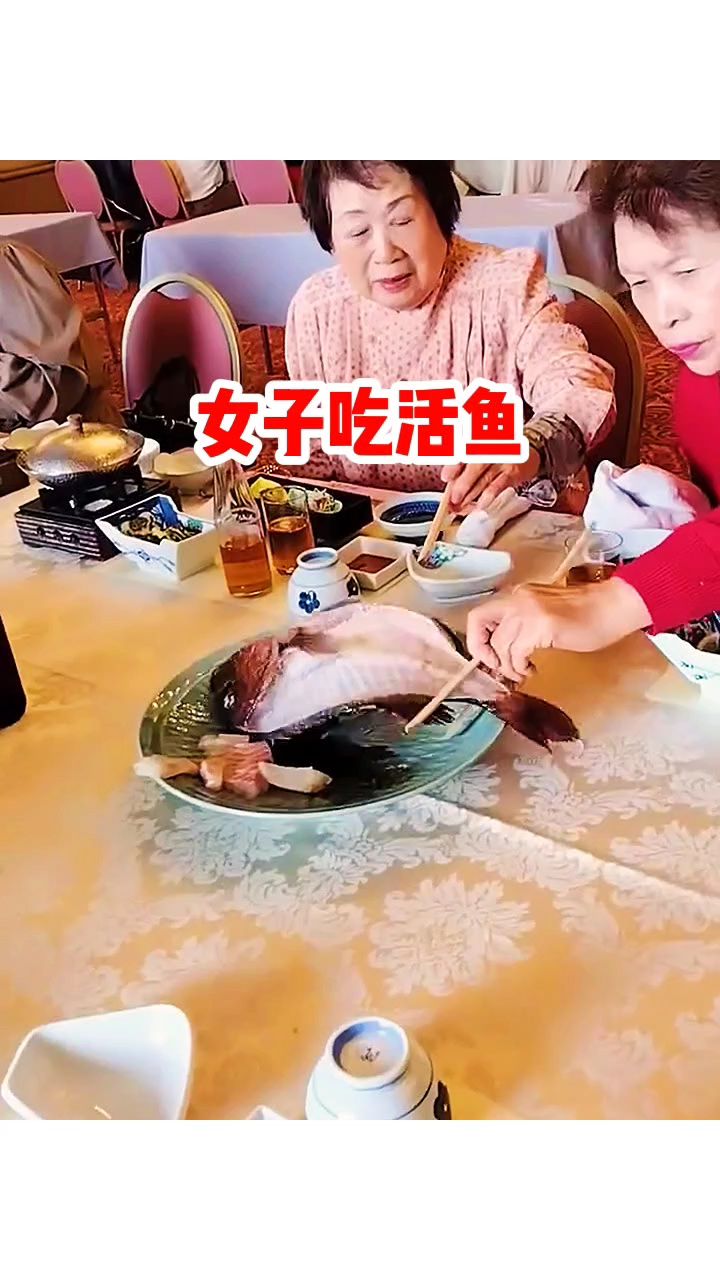 女子吃活鱼,活蹦乱跳