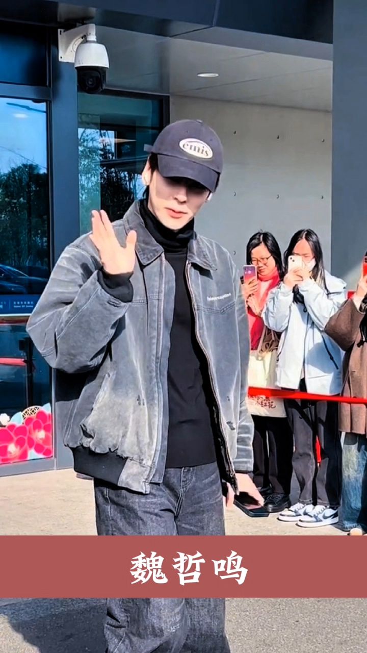 魏哲鸣路透,头戴鸭舌帽,穿搭简单休闲,又帅又低调!