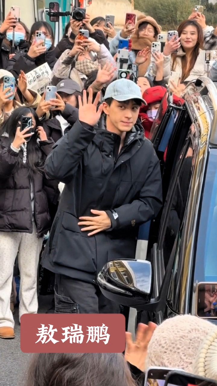 敖瑞鹏下班路透,穿搭简约休闲,头戴鸭舌帽,又帅又低调!