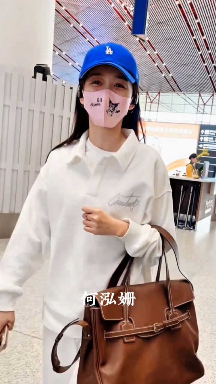 何泓姗出行路透,穿着简约休闲,头戴蓝色鸭舌帽,又美又亮眼!