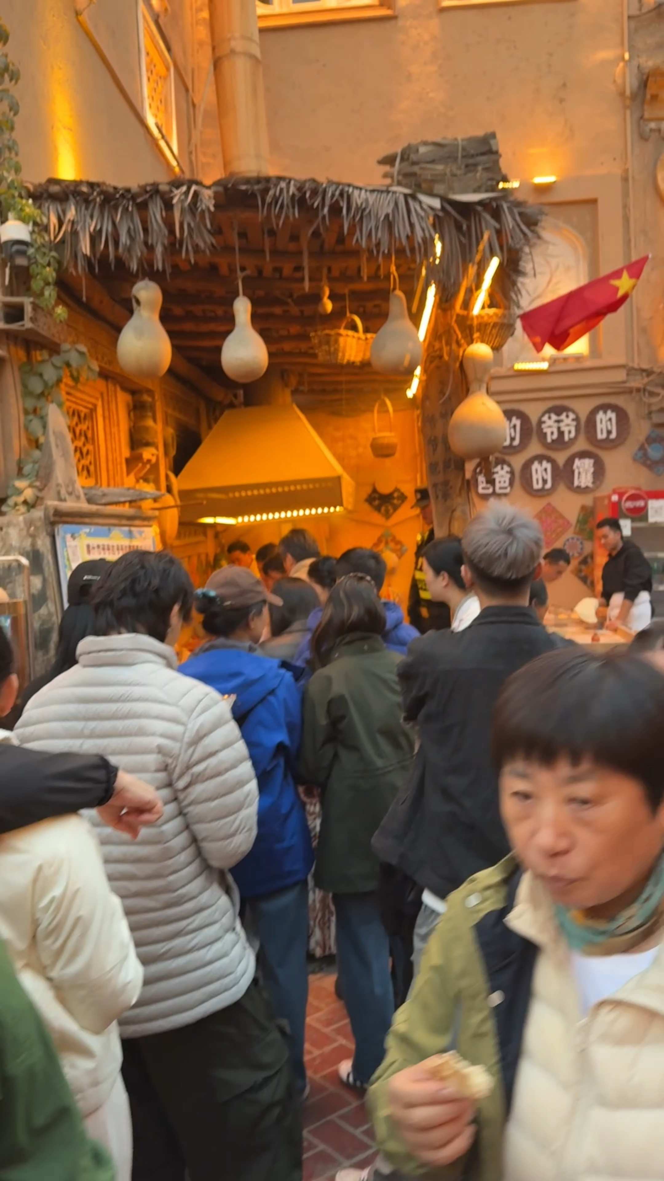 喀什火爆烤馕小店,传承7代历经百年,一个3块每天排队