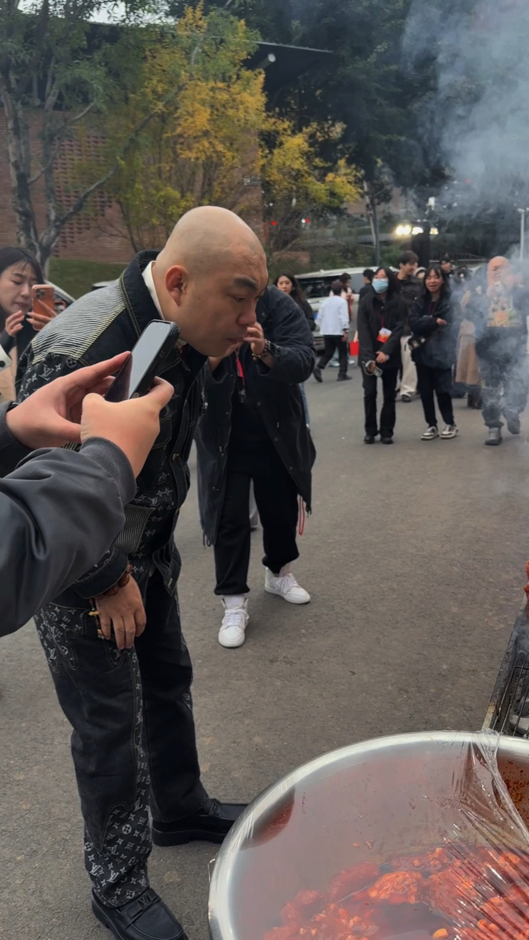 云南保山烧肉米线,15一份铺满一层肉,明星抢着吃