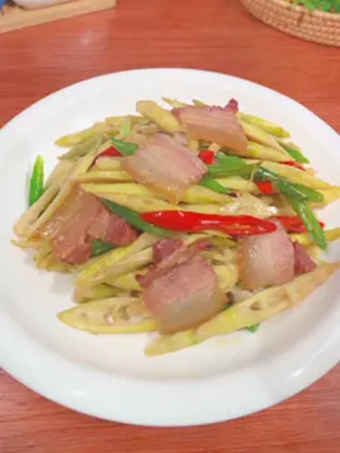 腊肉还是风干的好吃，和新鲜的竹笋搭配炒、太完美了！