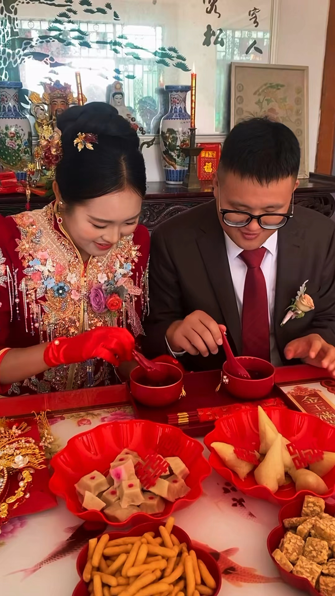 按照当地结婚习俗,新娘要吃汤圆才能出门,寓意团团圆圆