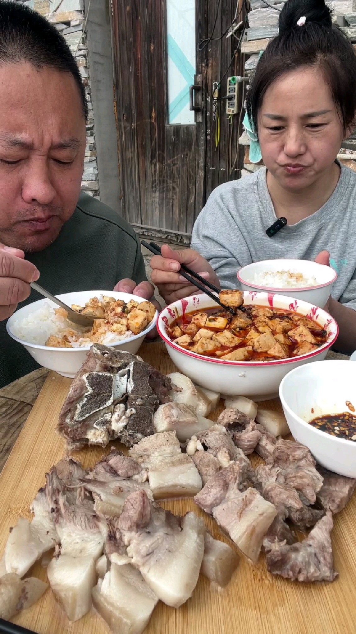 水煮肉蘸酱油,麻辣豆腐配米饭,王菲下厨,五常农村真实生活