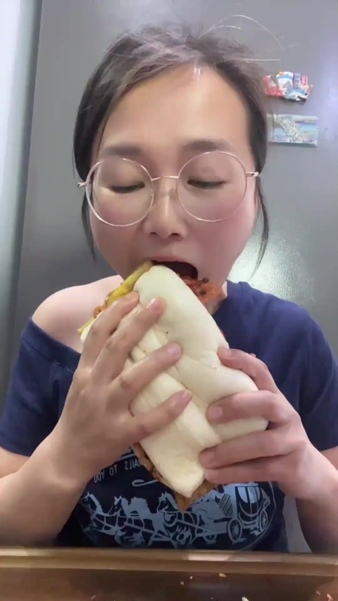 更适合中国宝宝体质的汉堡包辣椒酱夹馍香辣烤猪蹄油焖大虾午餐肉
