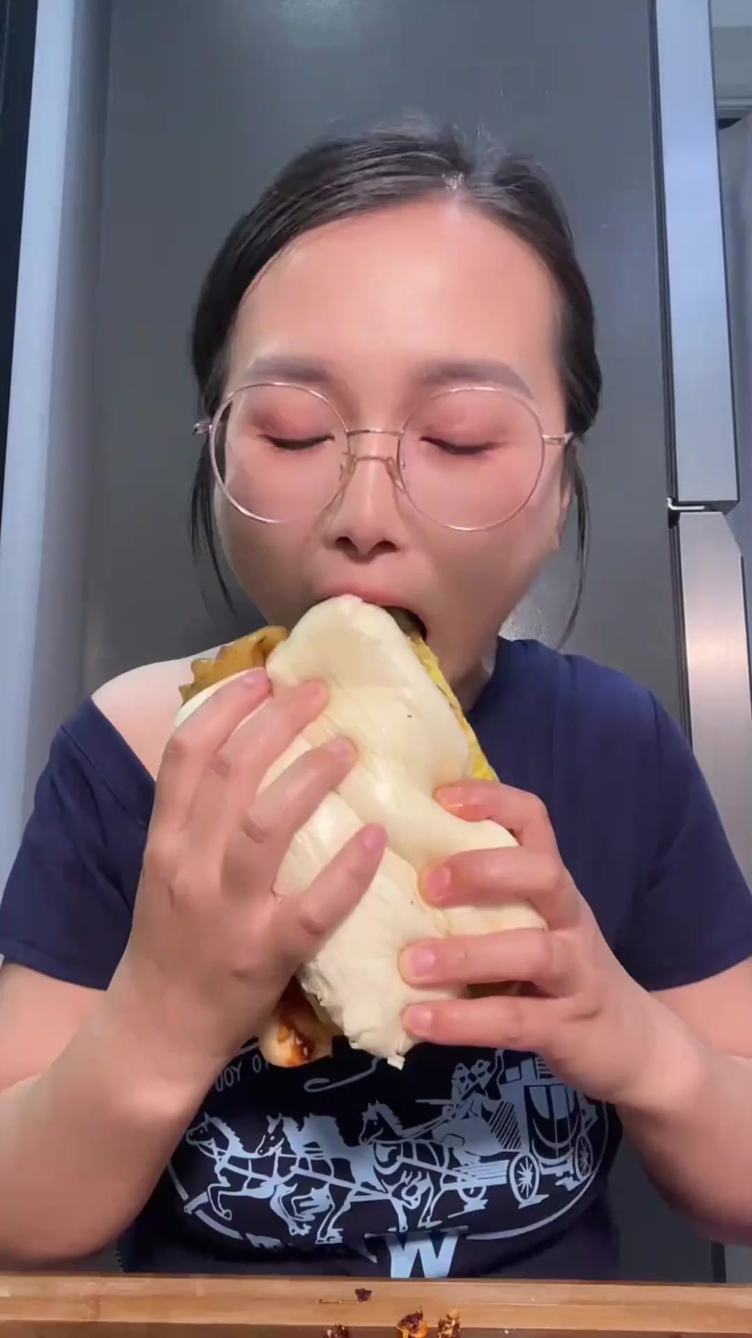 今日吃馍！辣椒酱夹馍梅菜扣肉麻酱宽粉！这搭配也是美极了！