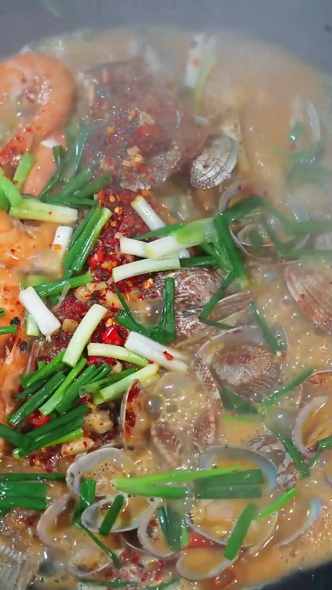 鲈鱼+鲜虾+花甲一锅炖，做法简单到新手也能搞定，香到舔碗