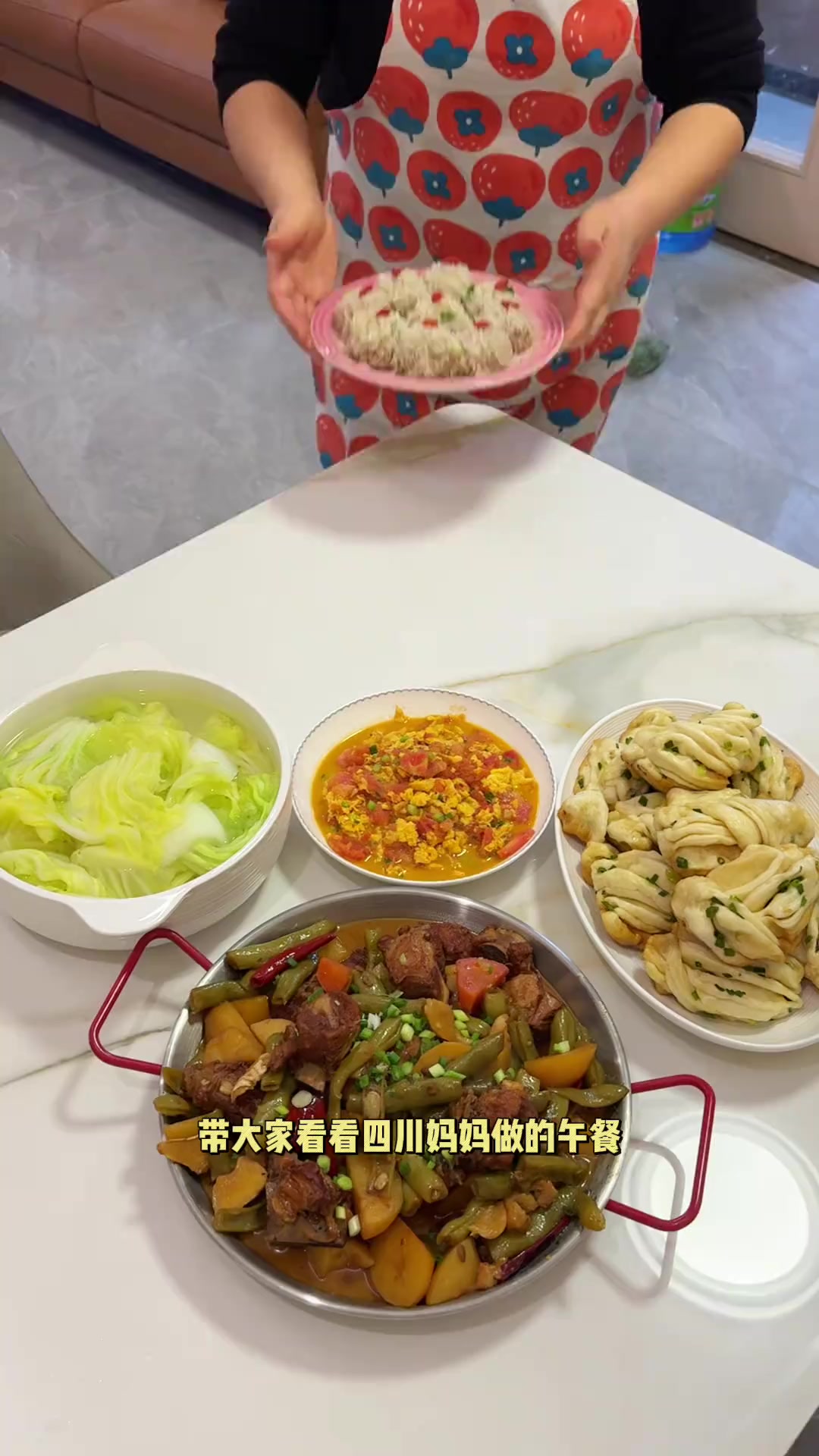 带大家看看四川妈妈做的晚餐，都有些什么好吃的家常菜～ 雨姐今