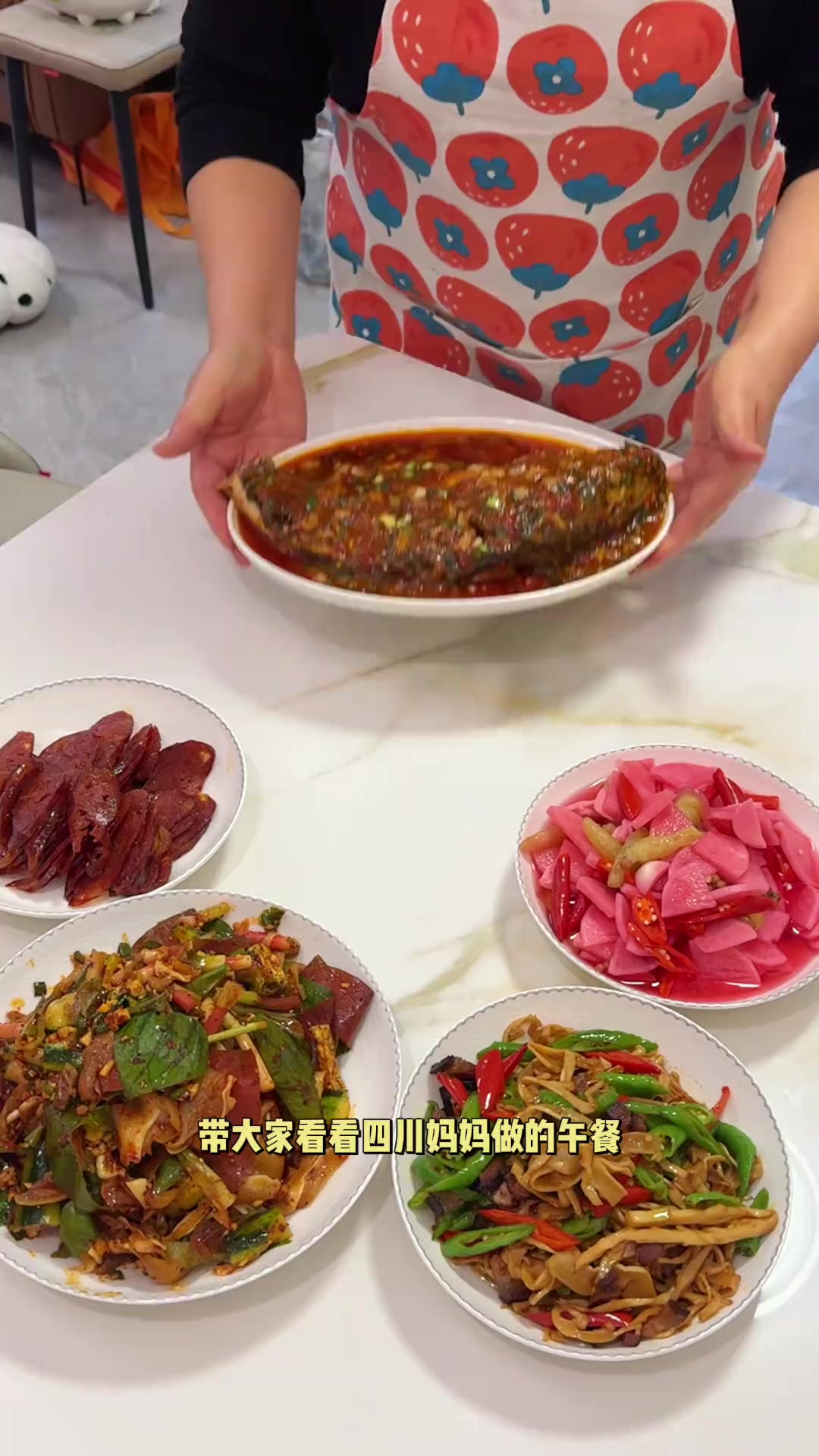 带大家看看四川妈妈做的午餐，都有些什么好吃的家常菜～ 年夜饭