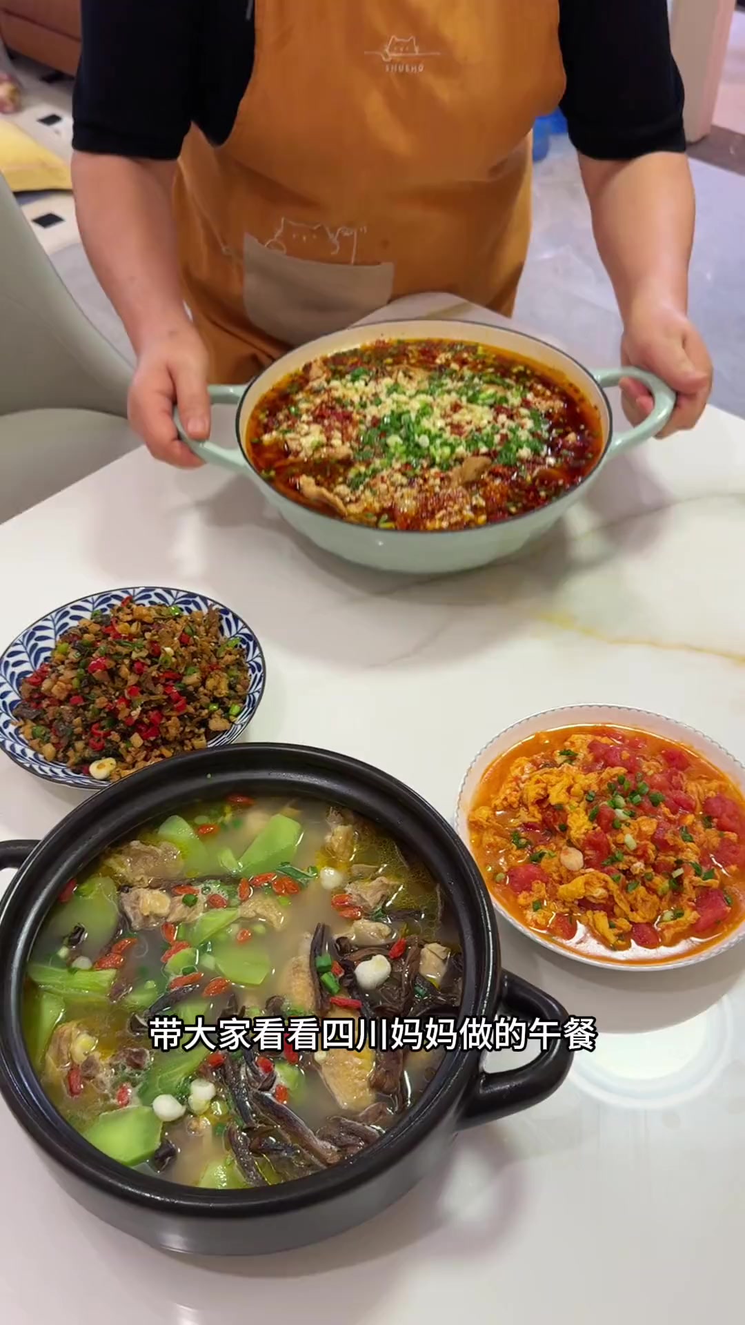 带大家看看四川妈妈做的午餐，都有些什么好吃的家常菜～ 今天这