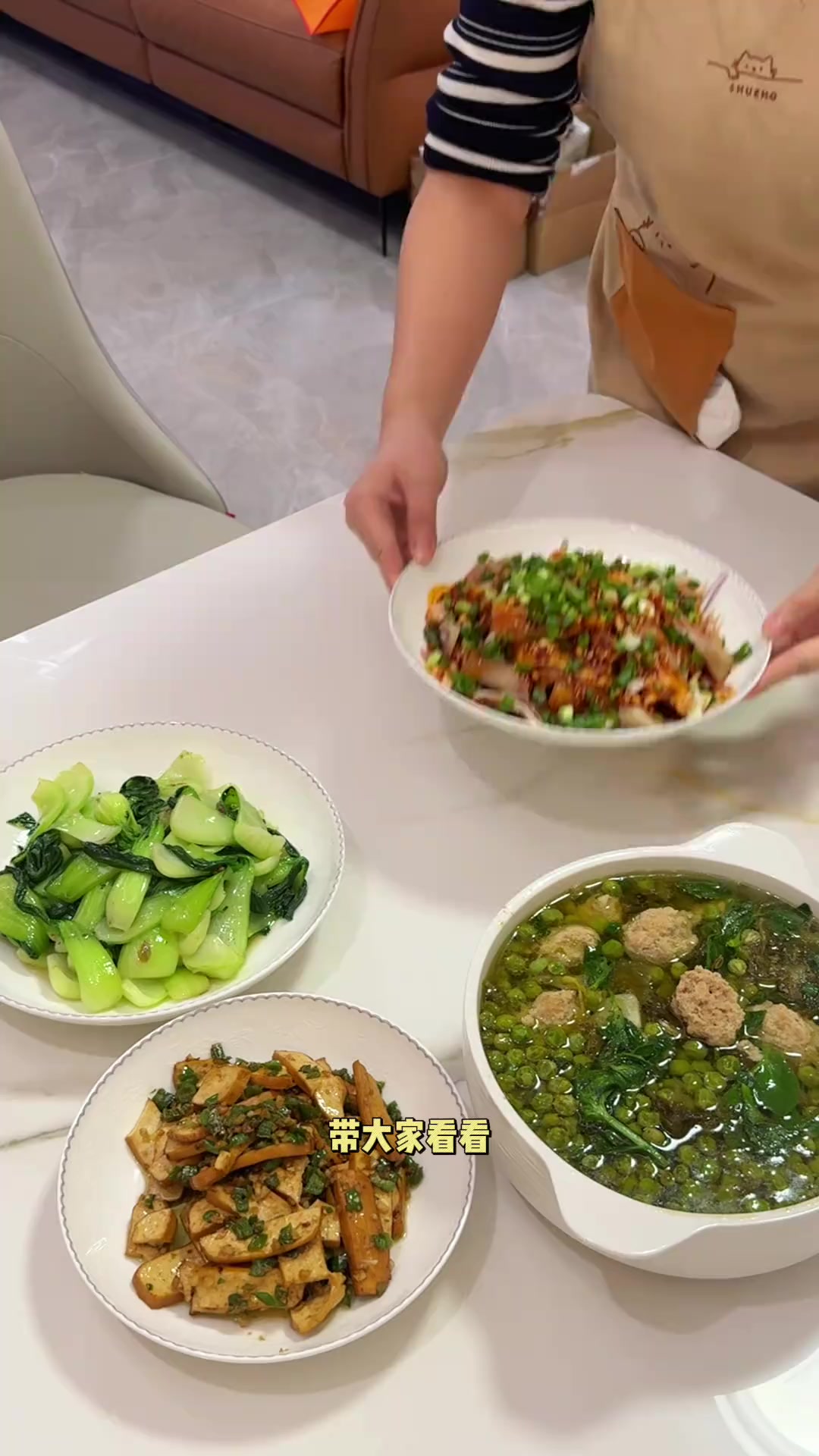带大家看看一家四口在云南过冬的一天, 都做了些什么好吃的家常