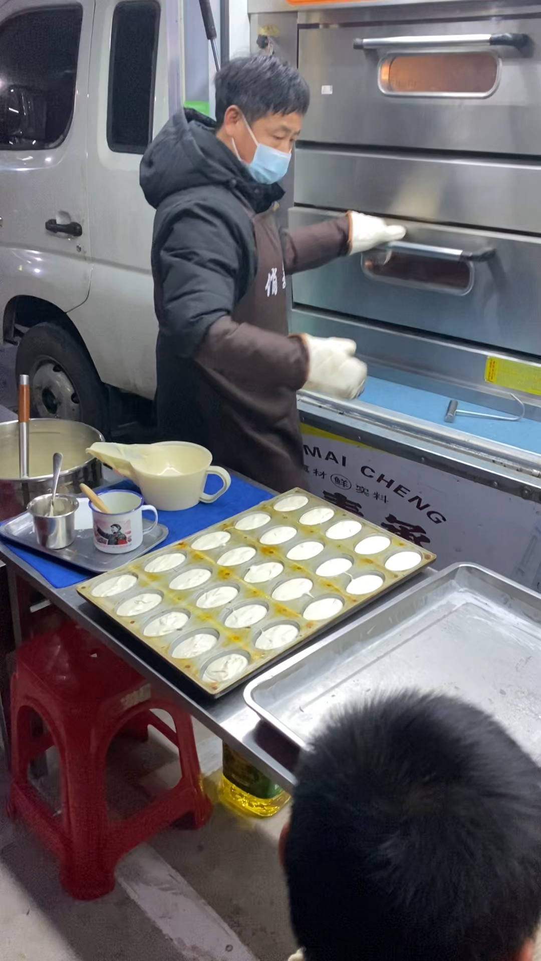 一对夫妻摆摊,现烤蛋糕生意很好