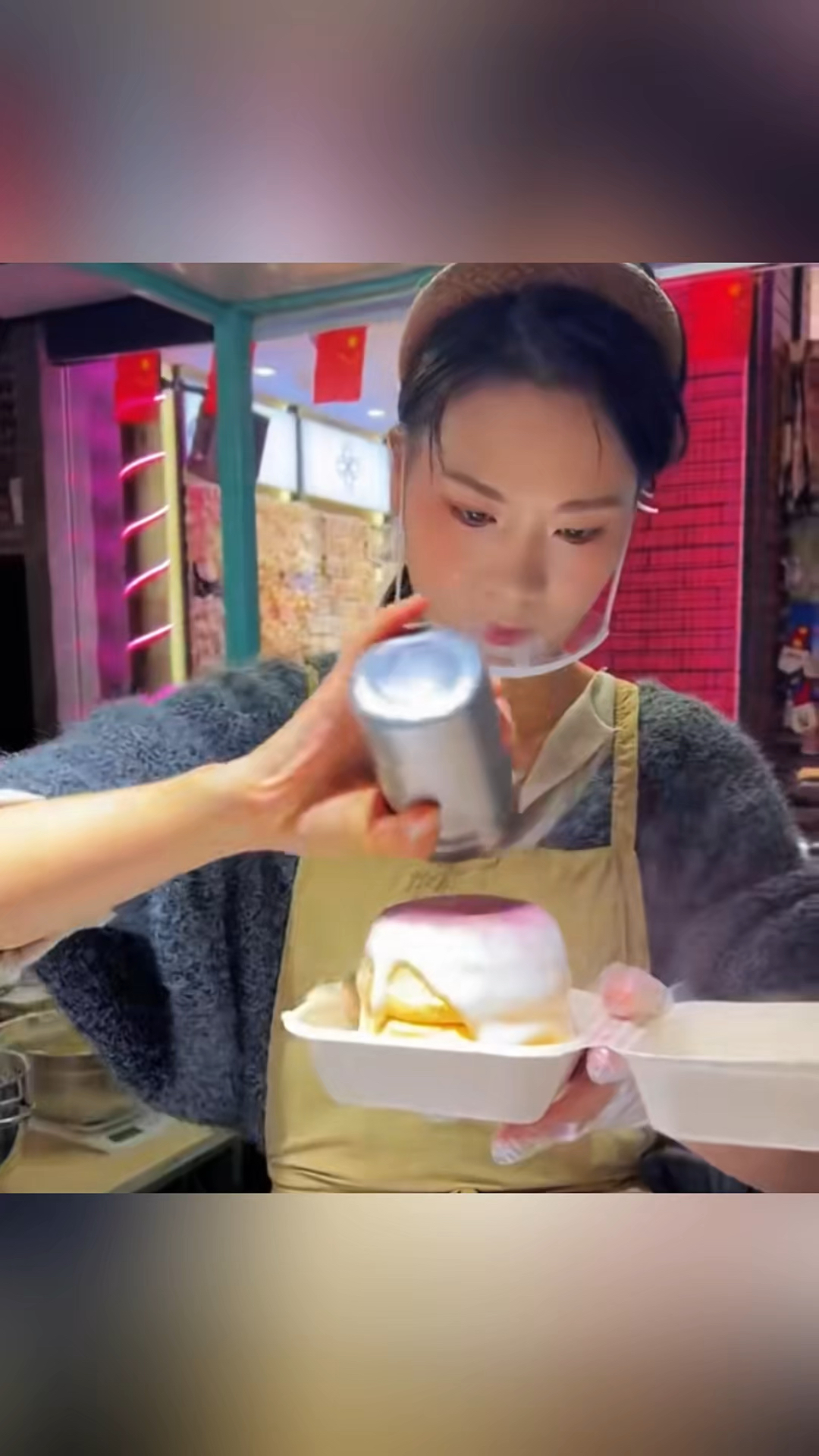 美女摆摊卖舒芙蕾,特别受欢迎