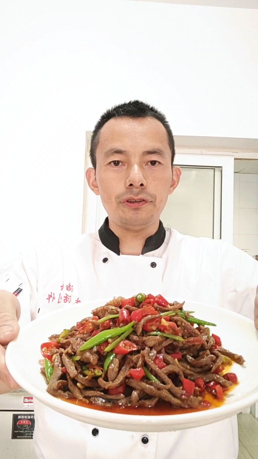 大厨分享一道家常菜：“小炒牛肉丝”味道巴适超级下饭，收藏了