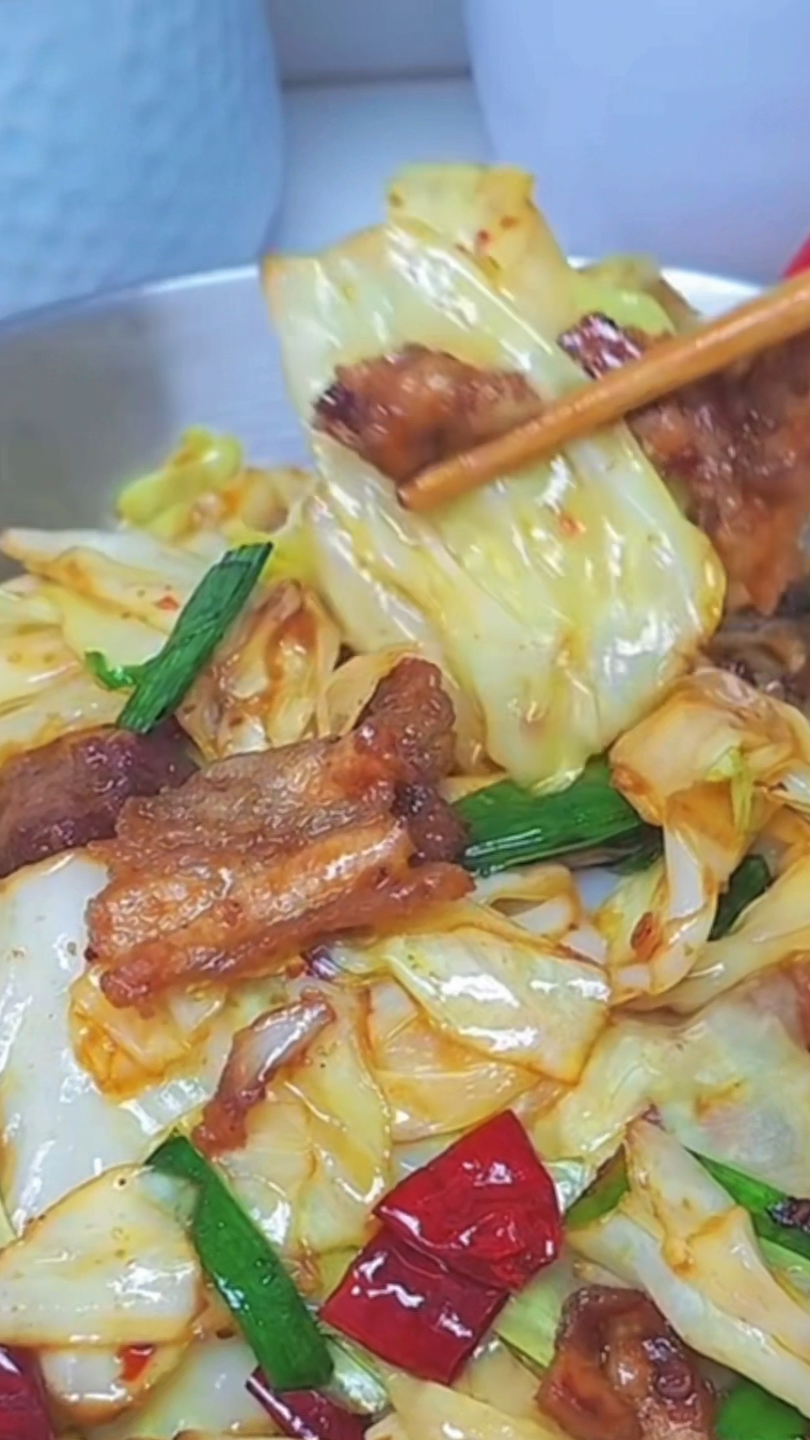 香辣脆爽的包菜搭配焦香的肉片 真的超级开胃又好吃