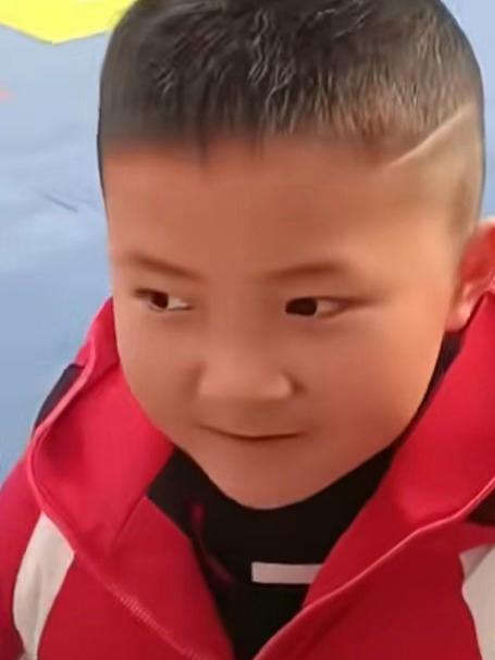 幼儿园元旦节，老师组织小朋友们拉爆米花，这份快乐能记一辈子