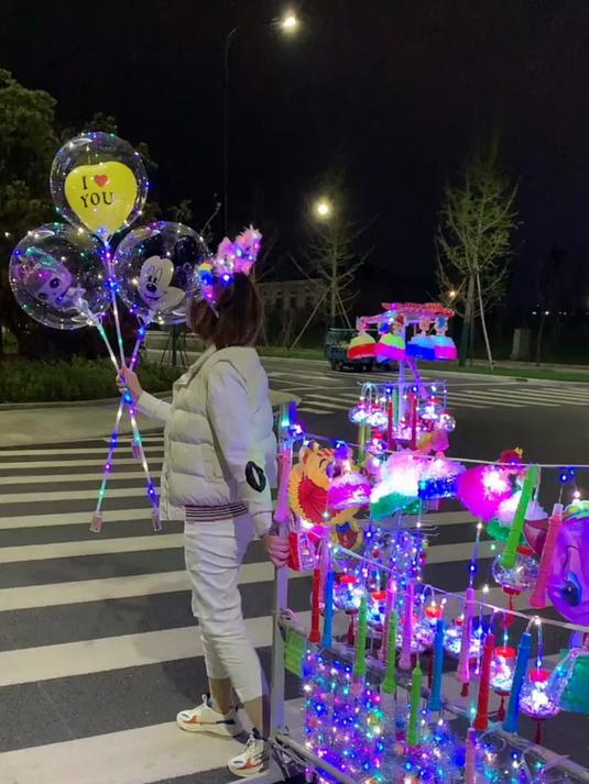 适合女人一个人干的生意摆地摊,感应玩具厂家