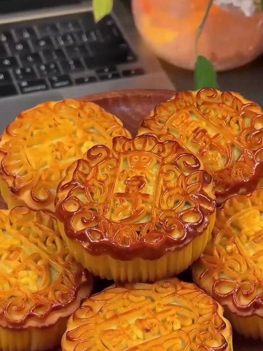 这款月饼是黑豆沙馅,柴火工艺做的