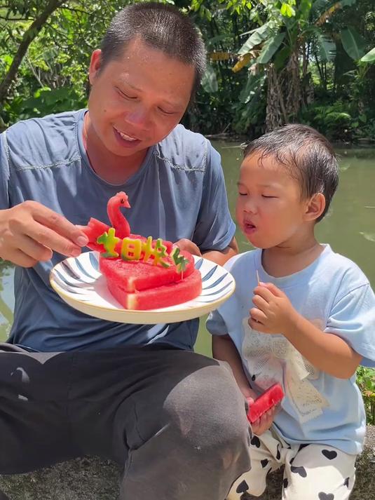 可爱的小吃货上线了，自制水果生日蛋糕