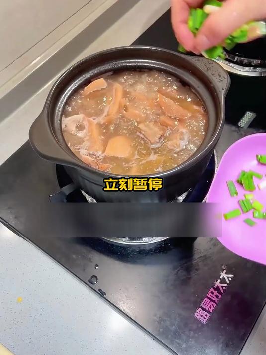 香上加香!莲藕排骨汤 + 花生,补气养血气色更红润