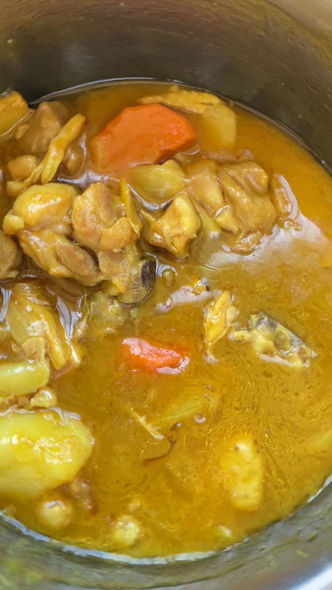 咖喱鸡土豆胡萝卜,鸡腿肉,剁成小块,用盐,酱油,生抽,淀粉鸡蛋清腌制入味
