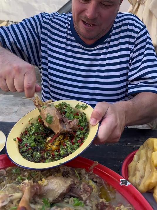 美国雷哥挑战中国美食铁锅炖大鹅，喷香！