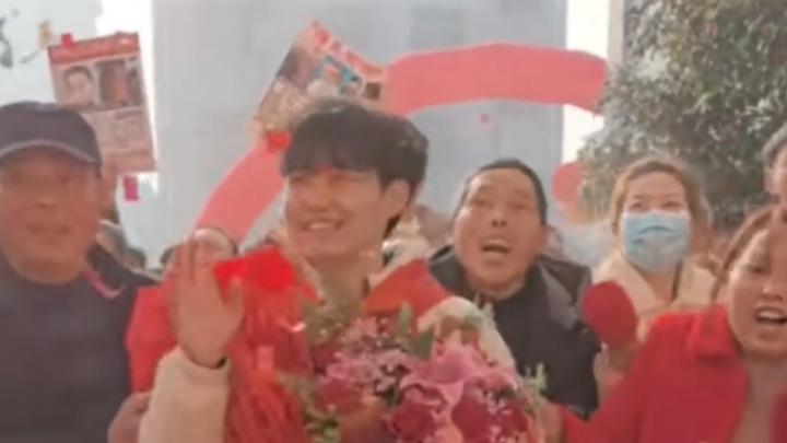 小伙被拐21年元旦回家,家人铺地毯放鞭炮迎接,买蛋糕补过生日