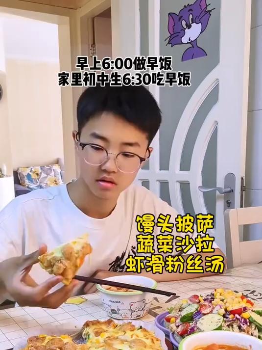 今早做了小朋友都爱吃的披萨,用馒头做的,做法简单还好吃