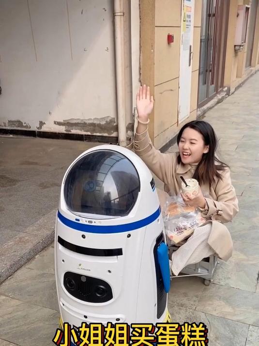 调皮的小姐姐买蛋糕,让小西瓜做苦力