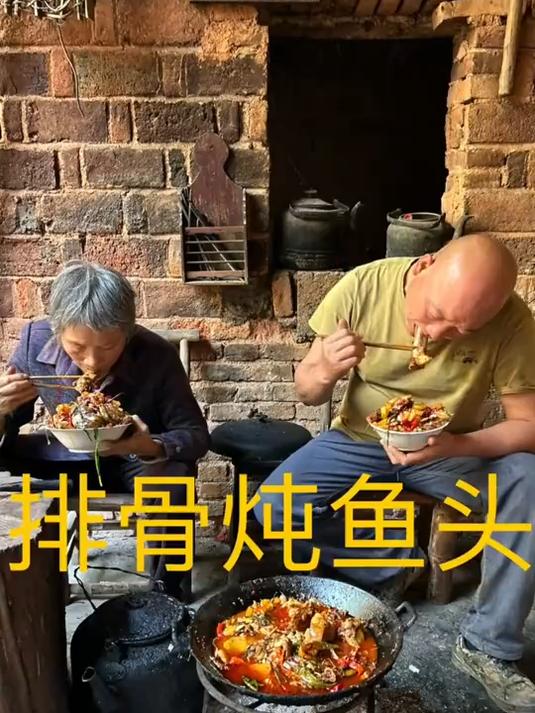 今天给老妈安排个排骨炖鱼头农村就这生活,简简单单又是一餐