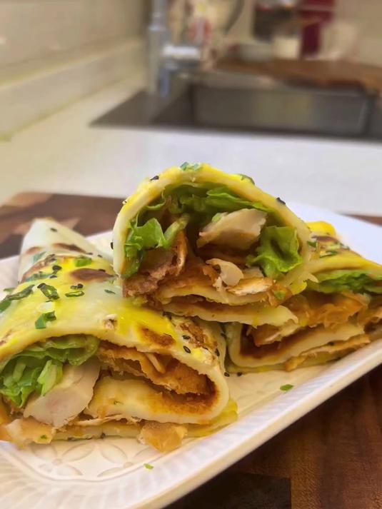 每次路过煎饼锅摊都觉得好香~今天自己做了煎饼果子