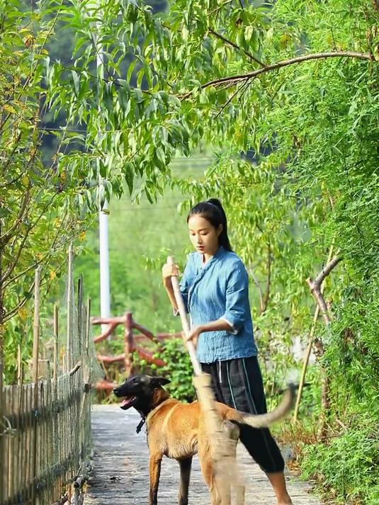 今天给菜园子的竹篱笆做了个门