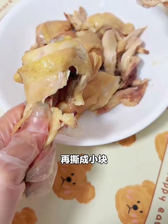 葱香四溢的手撕鸡鲜嫩爽口原汁原味 做法也太简单啦