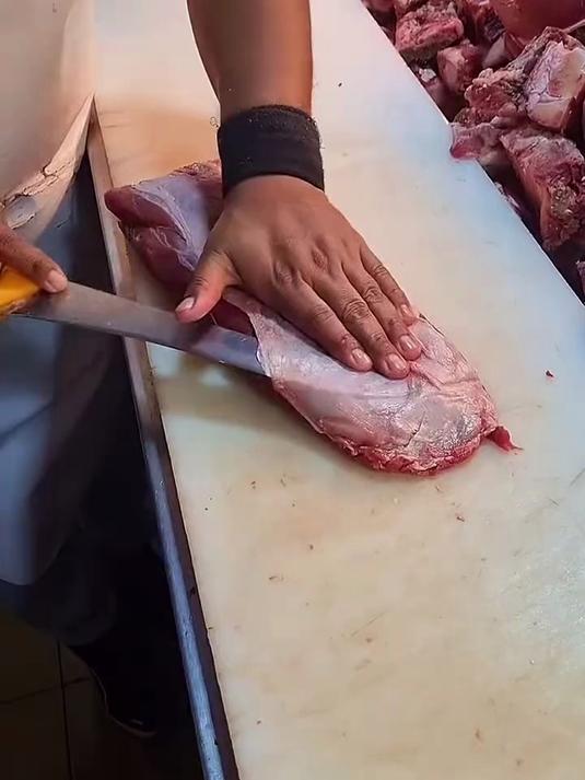 师傅剔除猪肉筋膜可快了