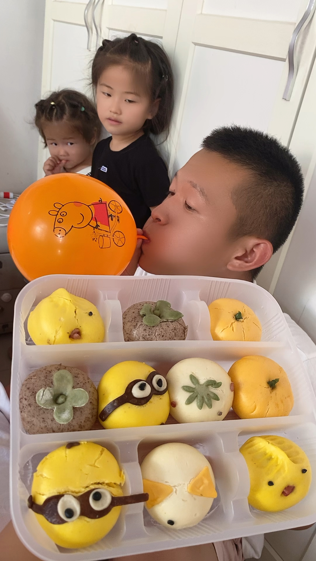 吃卡通小馒头啦!