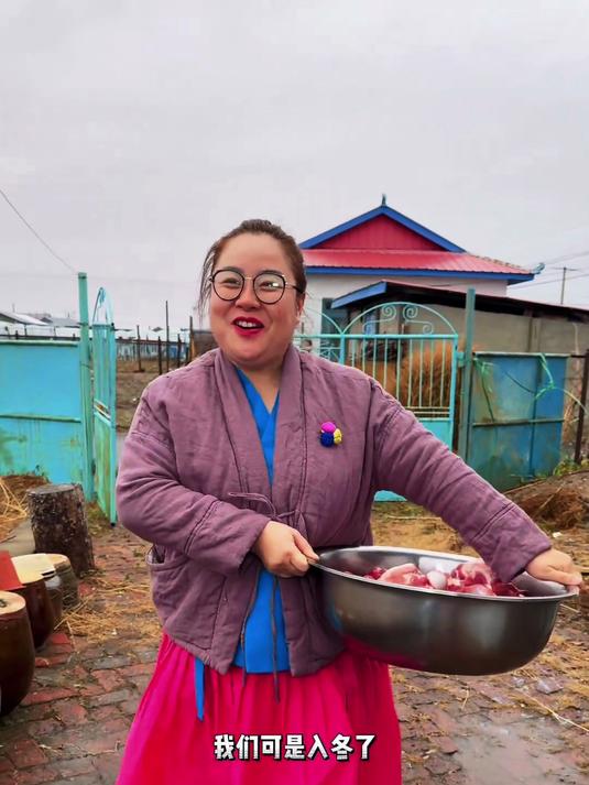 猫冬越来越冷了，整上一锅大棒骨炖酸菜血肠香迷糊了
