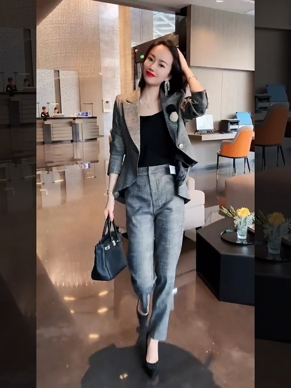气质女人就要这么穿 小个子搭配 我可以穿高跟鞋,也可以穿平底鞋,可以喝奶茶,也可以喝酒,可