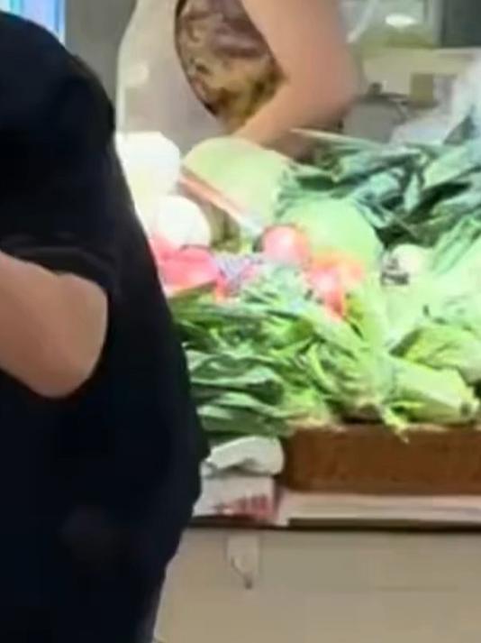 45岁潘玮柏买菜掉一块钱弯腰找半天?摘墨镜找钱被调侃“老花眼”