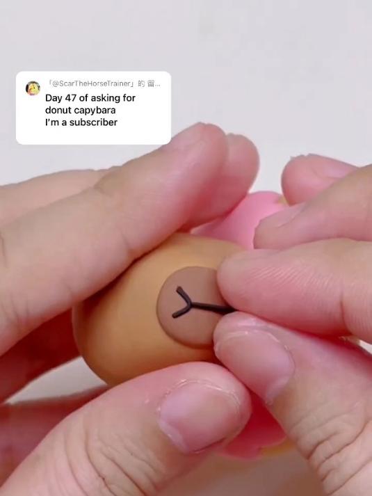 一起来用橡皮泥做出卡皮巴拉草莓甜甜圈吧!