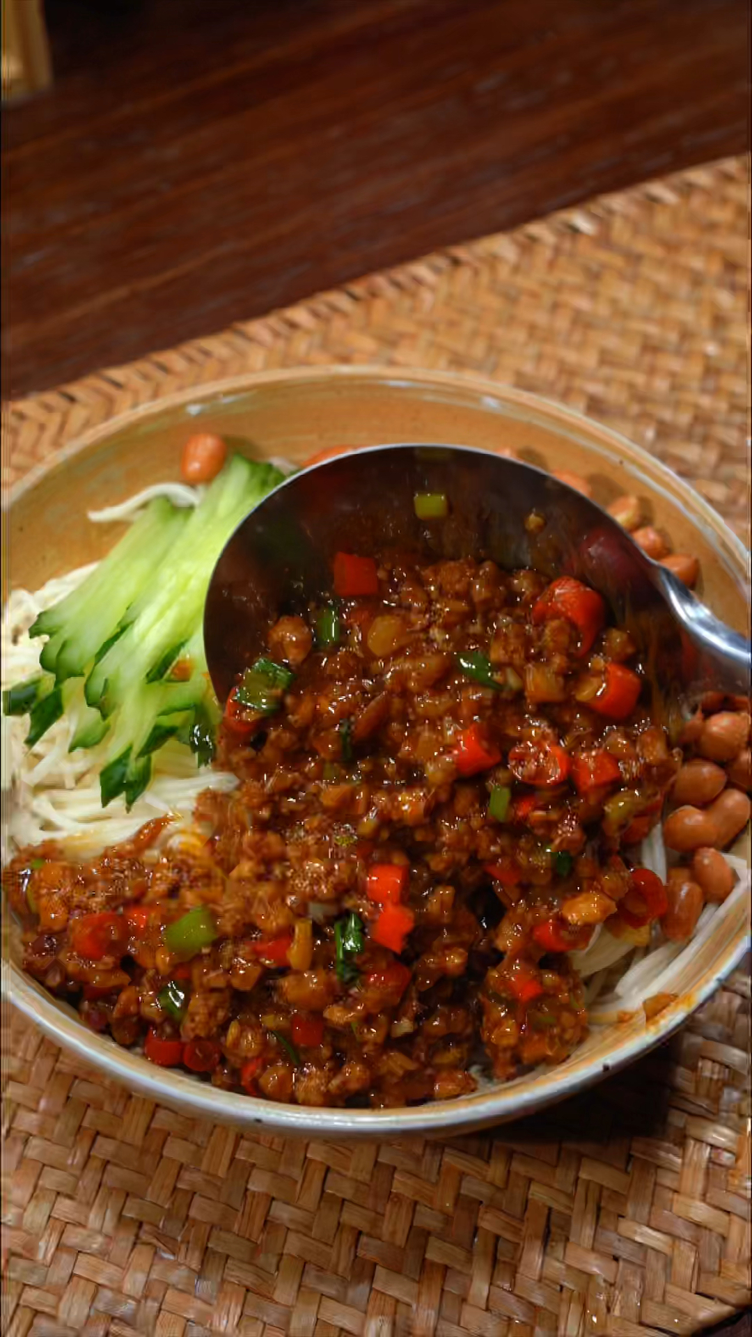 平时不想吃饭的一定要试试这款肉酱拌面,做法简单,鲜香美味,开胃爽口!