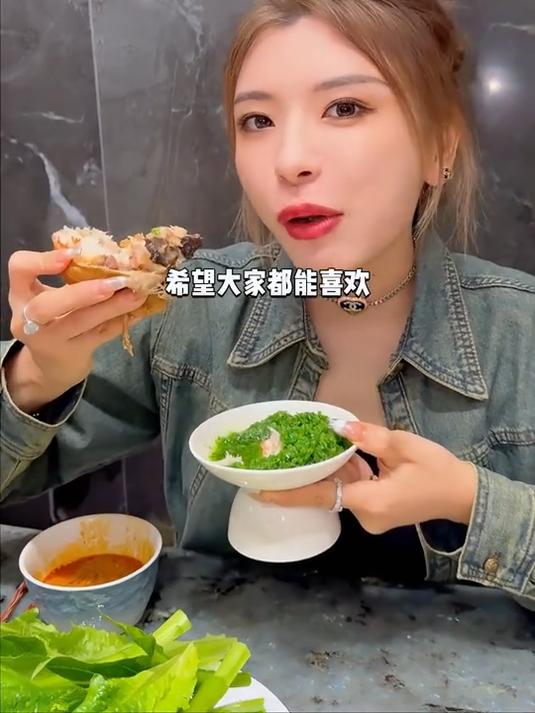 今天用海鲜和牛给老婆做个肚包肉，再加上羊蝎子火锅，真的太暖了