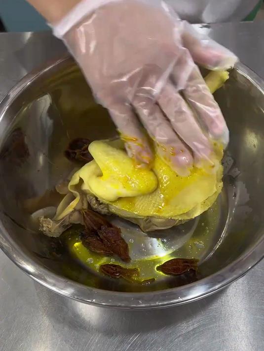 白切鸡做法分享给大家，特别好看特别漂亮